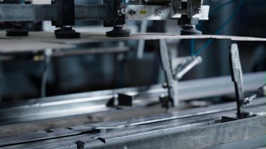 Fabrika imalatında karton sandık üretim süreci