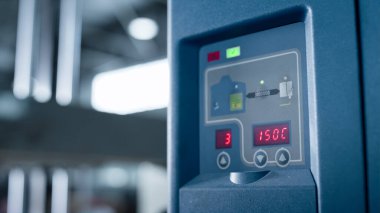 Üretim verilerini yakından gösteren teknoloji fabrikası göstergesi