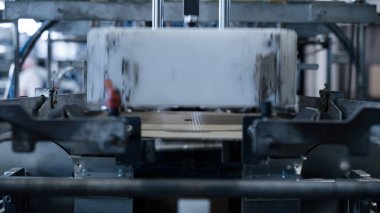 Karton kutu paketleme makinesi üretim için sandık üretiyor.