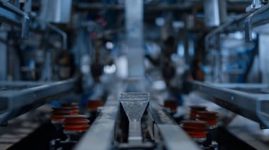 Fabrika kabloları otomat karton kutu üretimi fabrika tesisi kapalı