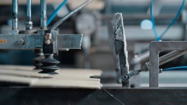 Depo taşıma hattı çalışma sürecinde karton paketleme makinesi kapat