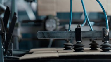 Fabrika karton ambalaj nakliyat hattı Depo üretiminde çalışıyor