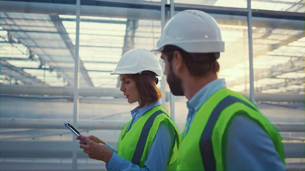 Supervisores de fábrica que inspeccionan la fabricación usando datos uniformes de recolección — Foto de Stock