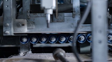 Üretimde çalışan taşıma bandı mekanizması