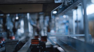 Teknoloji fabrikasında karton ambalaj otomatı kapatılıyor.