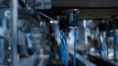 Teknolojik fabrika karton üretim makinesi teknik işlemleri kapatıyor.