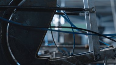 Depo teknoloji fabrikasında karton kutu paketleme makinesi üretiliyor.