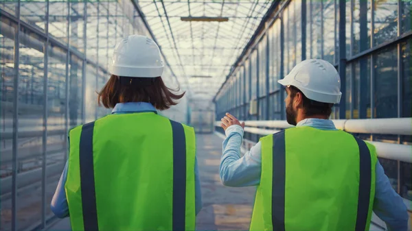 Technische Aufseher untersuchen Fabrikanalysen und diskutieren über Sicherheit — Stockfoto