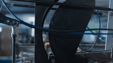 Fabrika karton ambalaj makinesi işletim süreci ürünleri paketliyor.