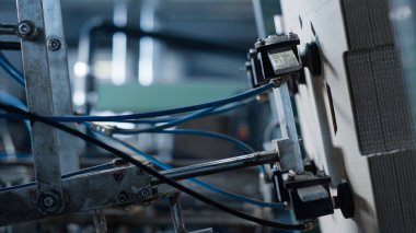 Modern tesiste karton ambalaj otomatı üretim süreci