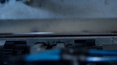 Otomatik makine üretim sürecinde hareket eden fabrika parçası