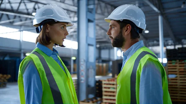 Fabriksarbetare skakar hand diskuterar produktion inspektera lager — Stockfoto