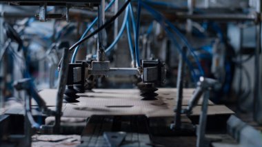 Teknolojik modern tesiste çalışan yakın çekim ambalaj otomatı.