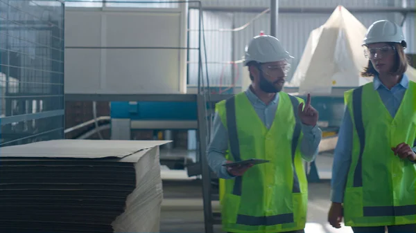 Engenheiros de fábrica inspecionando armazém gerenciar pacotes de produção de fabricação — Fotografia de Stock