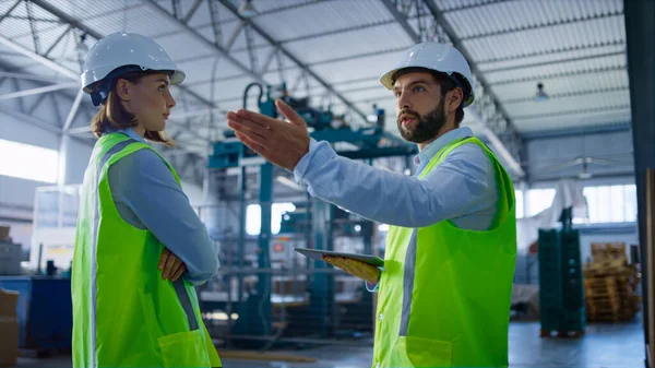 Especialistas do armazém falando sobre engenharia de fábrica fazendo acordo — Fotografia de Stock