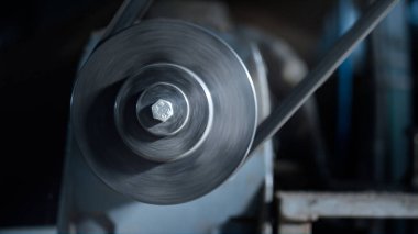 Üretimdeki taşıma bandı parçası dönüşümlü üretim hattında çalışıyor