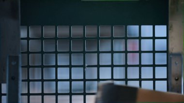 Kartpostal üretimini ızgaraya karşı hareket ettirme işlemi devam ediyor