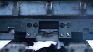 Üretim taşıma hattını oluşturan kapanış üretim taşıma makinesi