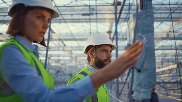 Trabalhadores de fabricação de retratos falando sobre plano de produção inspecionando estufa — Fotografia de Stock