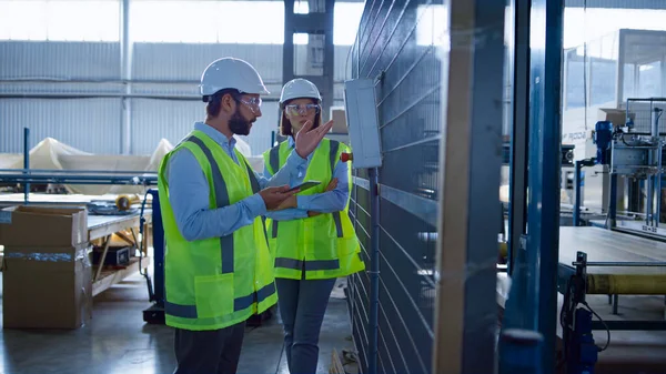 Supervisores de almacén proceso de inspección comprobación de equipos de fábrica análisis — Foto de Stock