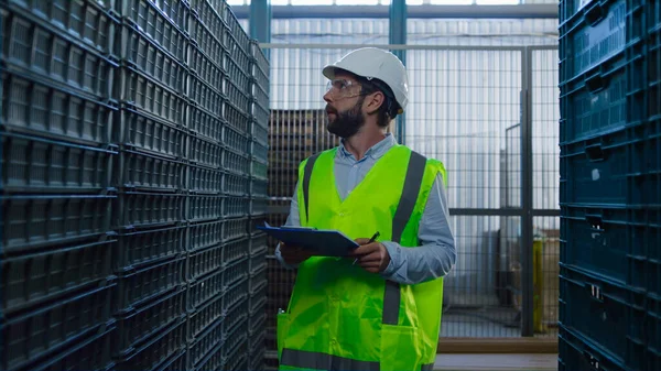 Hombre trabajador de almacén cajas de verificación que examinan paquete de envío de inspección — Foto de Stock