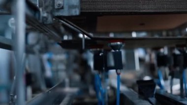 Teknolojik fabrika karton üretim makinesi teknik işlemleri kapatıyor.