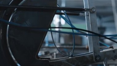 Depo teknoloji fabrikasında karton kutu paketleme makinesi üretiliyor.