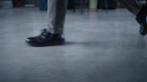 Складські ноги робітників, що ходять у виробництві зберігання працівника на робочому місці — стокове відео