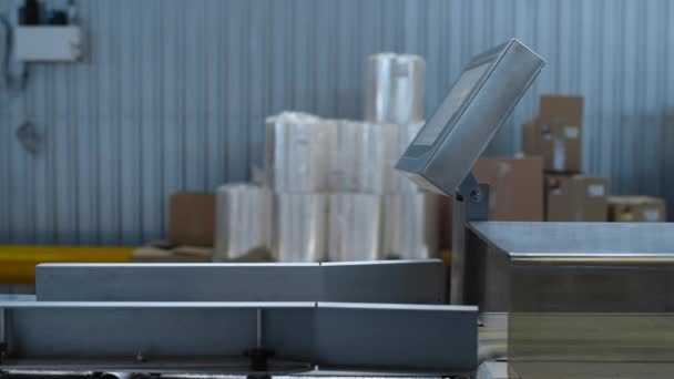 Üretim endüstriyel depo üretim kutularında ağırlık terazileri üretiyor — Stok video