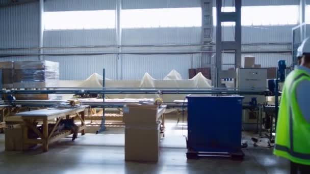 Dos trabajadores de fabricación uniformados comprobando el proceso de producción inspeccionando — Vídeos de Stock