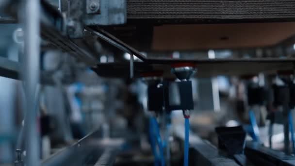 Technologische fabriek kartonnen doos productie machine werken tech proces close-up — Stockvideo