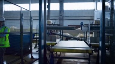 Üretim işçileri depo üretim kompleksi analizlerini kontrol ediyor.