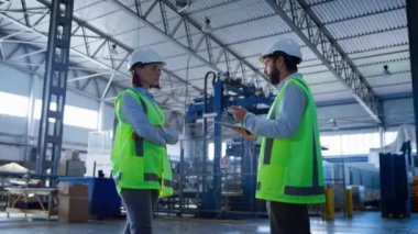 Fabrika çalışanları depoda çalışan profesyonel çalışanları tartışıyor.