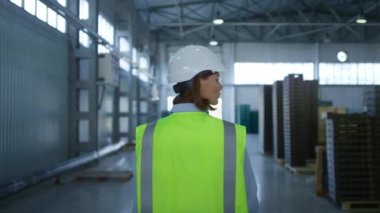 İşçi, nakliye işlemini inceleyen fabrika deposunu kontrol ediyor.