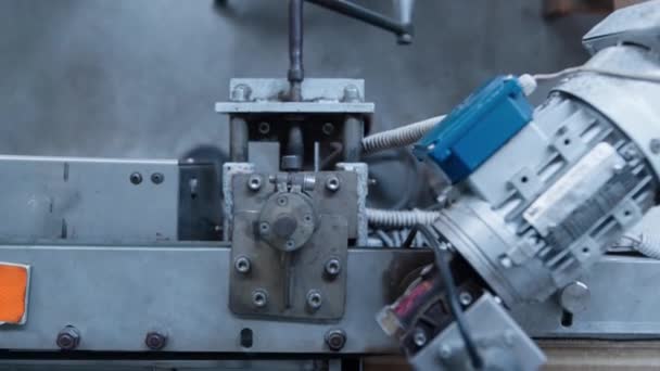 Closeup fabriek transportband machine lijn riem bij technologische magazijn faciliteit — Stockvideo
