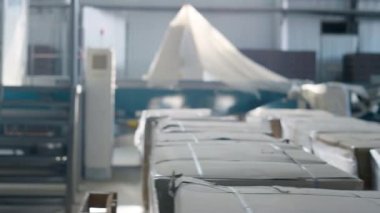 Fabrika müfettişleri üretim sürecini kontrol ediyor imalat teftişi kavramı