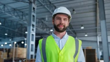 Portre deposu uzmanı gülümseyen kamera tablet tutarken eğleniyor.