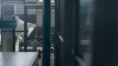 Fabrika mühendisleri üretim paketlerini yöneten depoyu inceliyor.