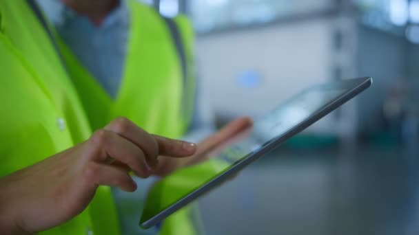 Primeros trabajadores de almacenamiento tableta de verificación de datos proceso de inspección de fabricación. — Vídeo de stock