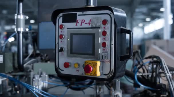 Produkcja panelu sterowania maszyny z przyciskami w nowoczesnym magazynie zbliżenie — Wideo stockowe