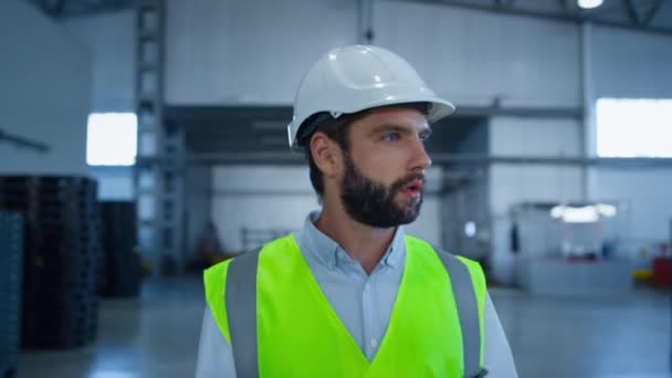 Trabajador de almacenamiento uniforme inspeccionando cajas antes del envío con casco blanco — Vídeos de Stock