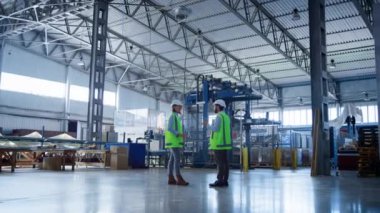 Fabrika uzmanları ürün üretim dağıtımı hakkında konuşuyorlar.