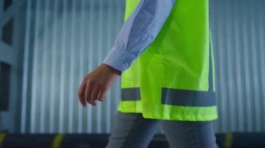 İş yeri üretmek için yürürken giyilen kapalı depo çalışanı üniforması