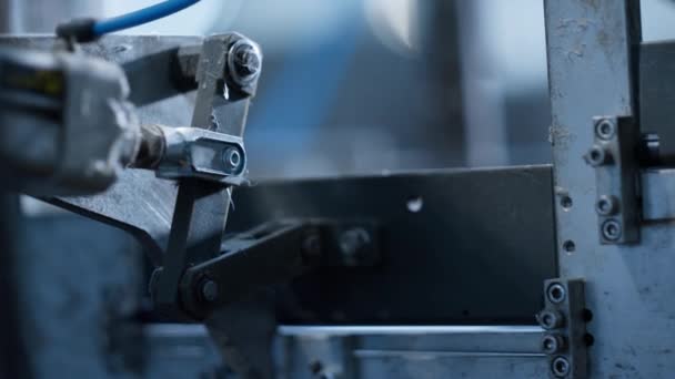 Close up trasportatore processo di produzione parti metalliche macchine movimento prodotto — Video Stock