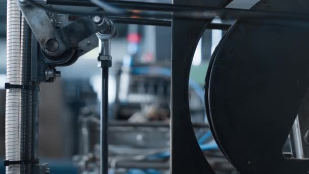 Closeup fabriek machine buizen van technologische geautomatiseerde metalen automaat verplaatsen — Stockvideo