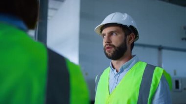 Portre fabrikası çalışanları ürün dağıtımı anlaşmasından bahsediyorlar.