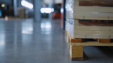 Depo araç paletleri taşınma işlemi fabrika üretim kutularını kapatın