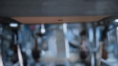 Teknolojik fabrika karton üretim süreci otomatikleştirilmiş makine.