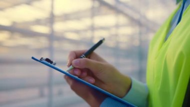 Serada üretilen verileri analiz eden fabrika denetleyicisi