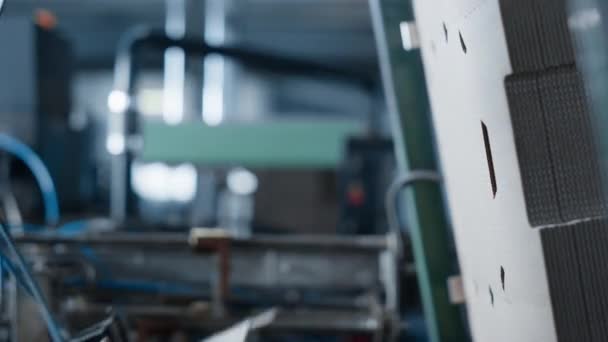 Fabricación de envases de cartón proceso de trabajo automático en instalaciones modernas de primer plano — Vídeo de stock